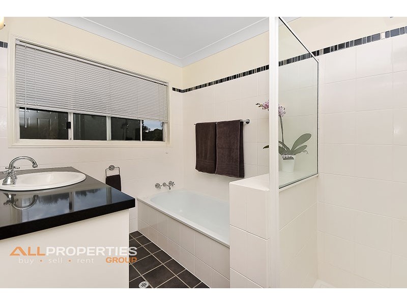 13 ARONIA COURT, Regents Park QLD 4118