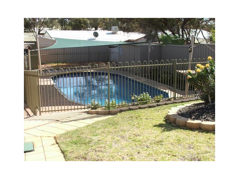 1 Arcoona Street, Roxby Downs SA 5725