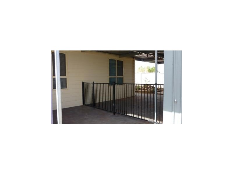 8 Maireana Crt, Roxby Downs SA 5725