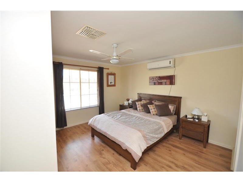 64  STUART RD, Roxby Downs SA 5725