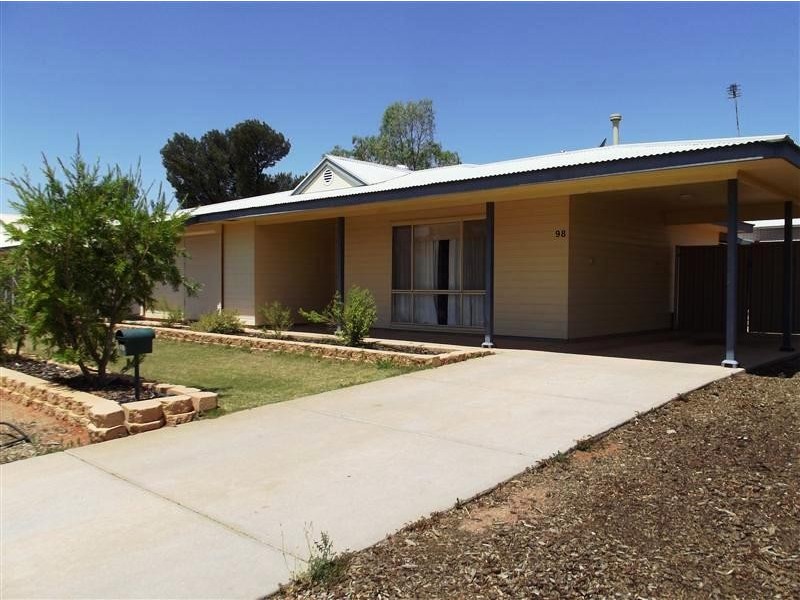 98 Stuart Road, Roxby Downs SA 5725