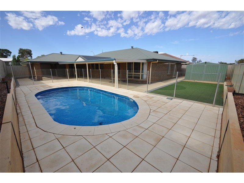 17 Maireana Circuit, Roxby Downs SA 5725