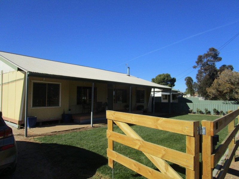 14 Adelaide Road, Pinnaroo SA 5304