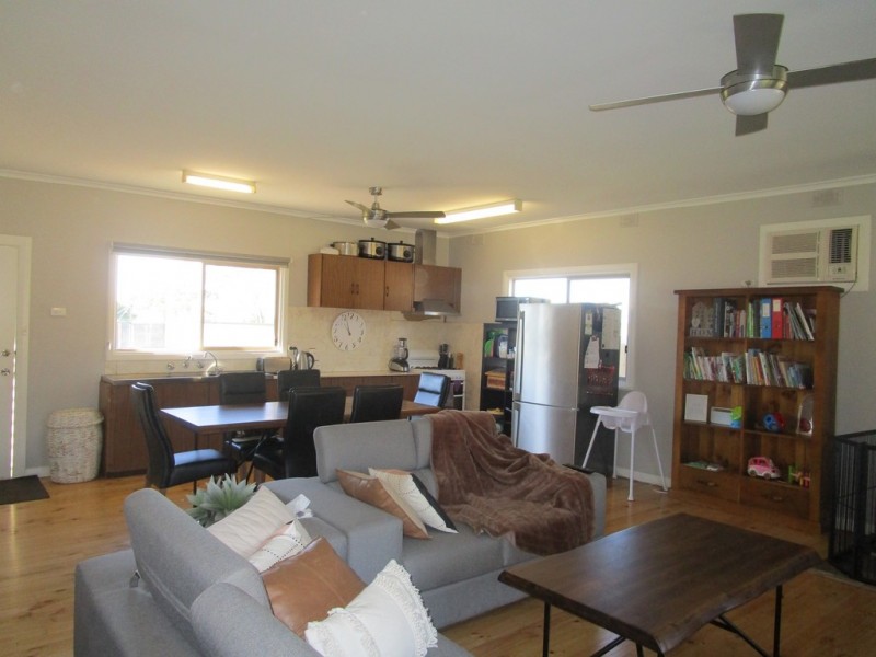 14 Adelaide Road, Pinnaroo SA 5304