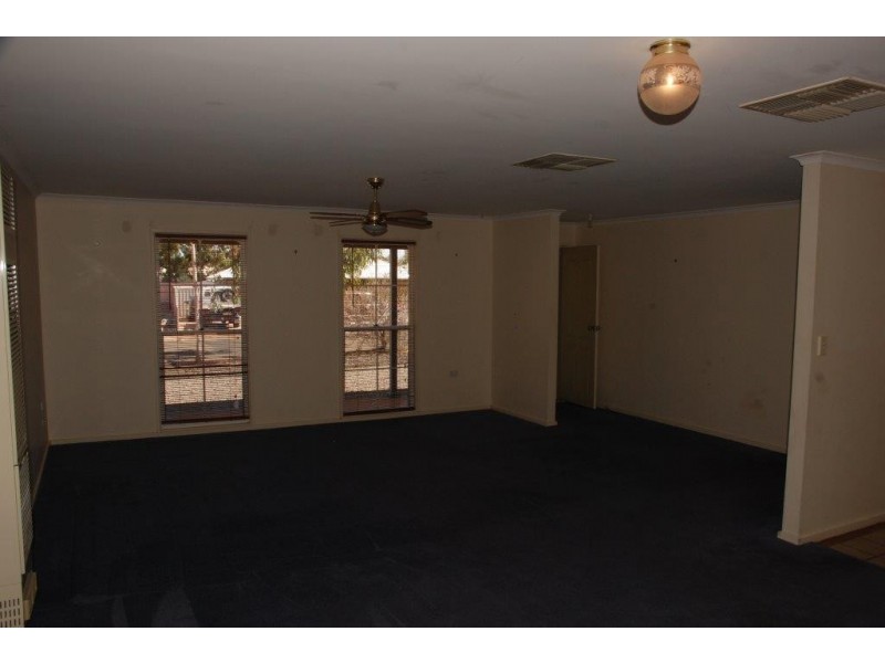 28 Pine Cres, Roxby Downs SA 5725