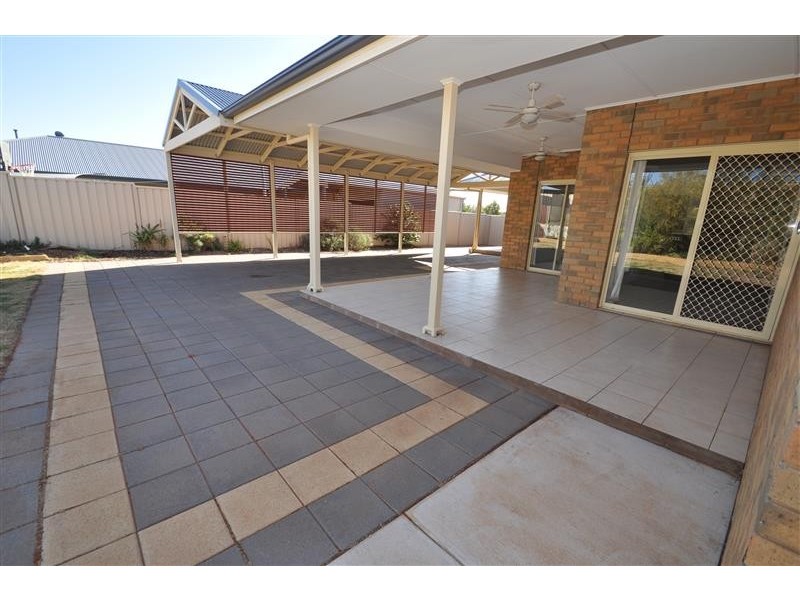 26 Swainsona Street, Roxby Downs SA 5725