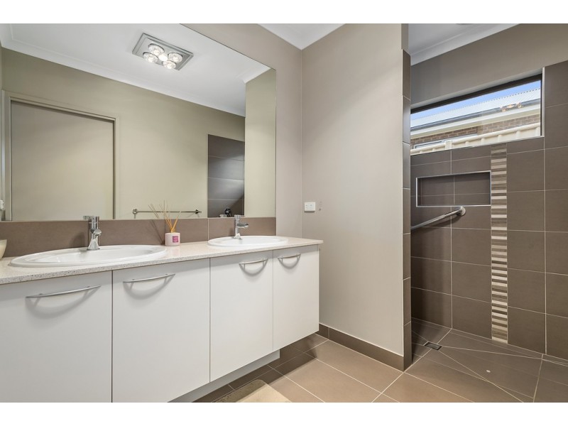 64 Warren Street, Kyneton VIC 3444