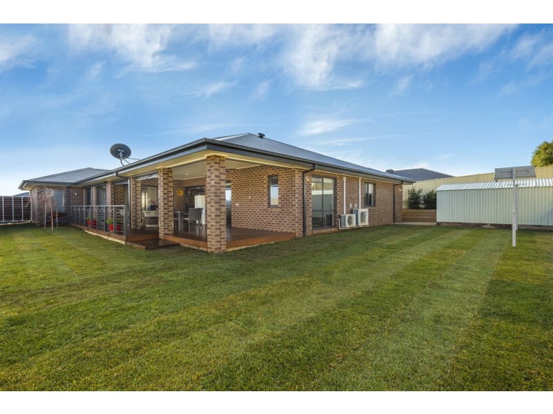 64 Warren Street, Kyneton VIC 3444