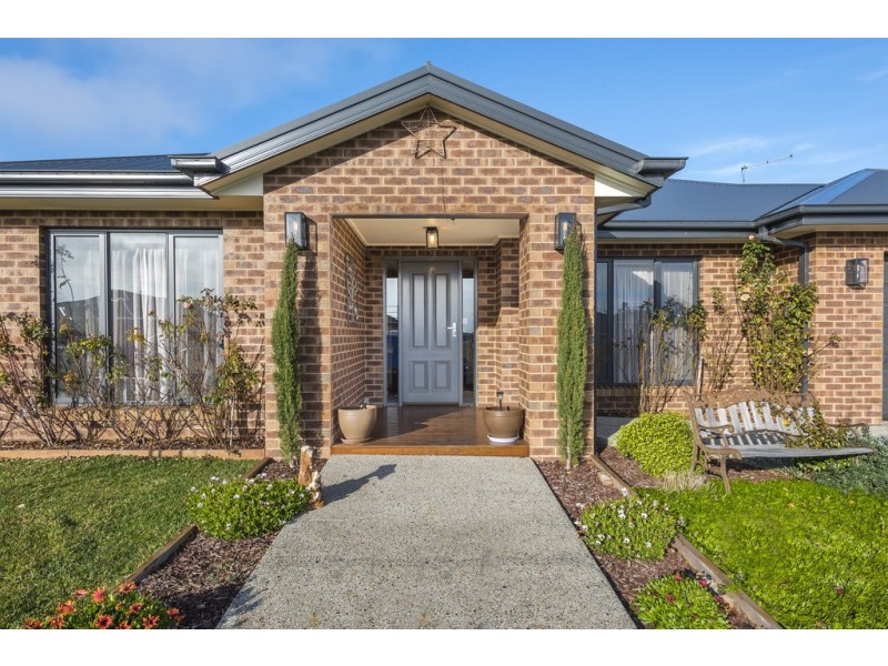 64 Warren Street, Kyneton VIC 3444