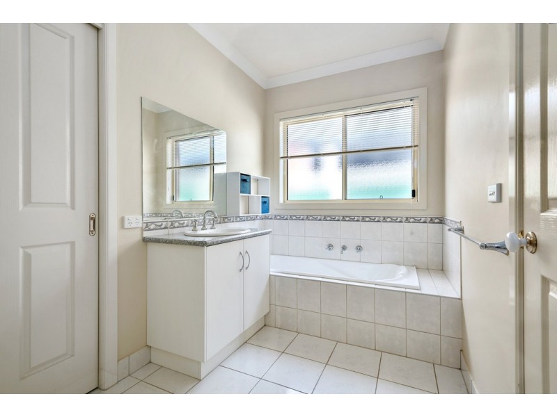 16 Palmer Place, Kyneton VIC 3444