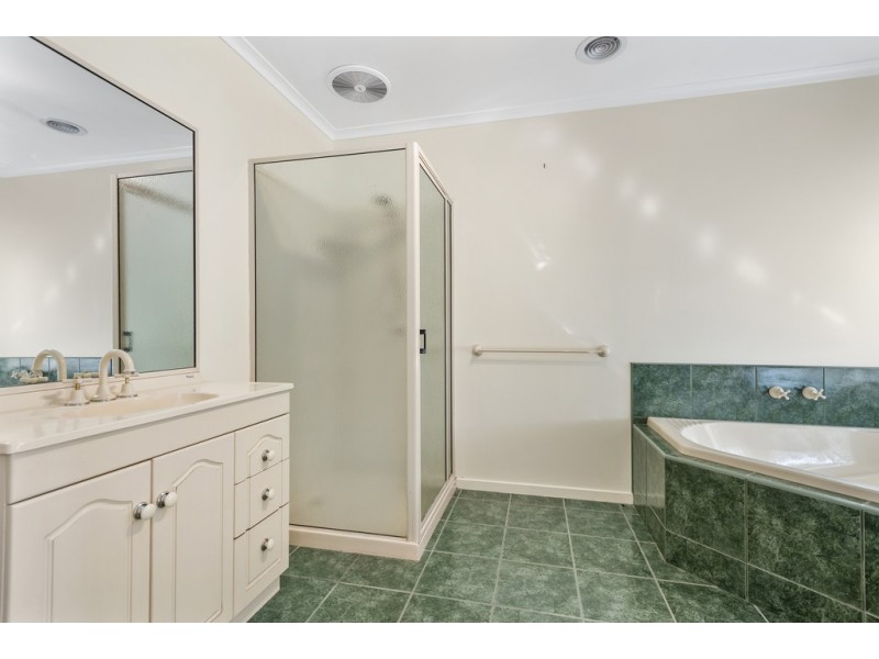 6 Castles Crescent, Kyneton VIC 3444