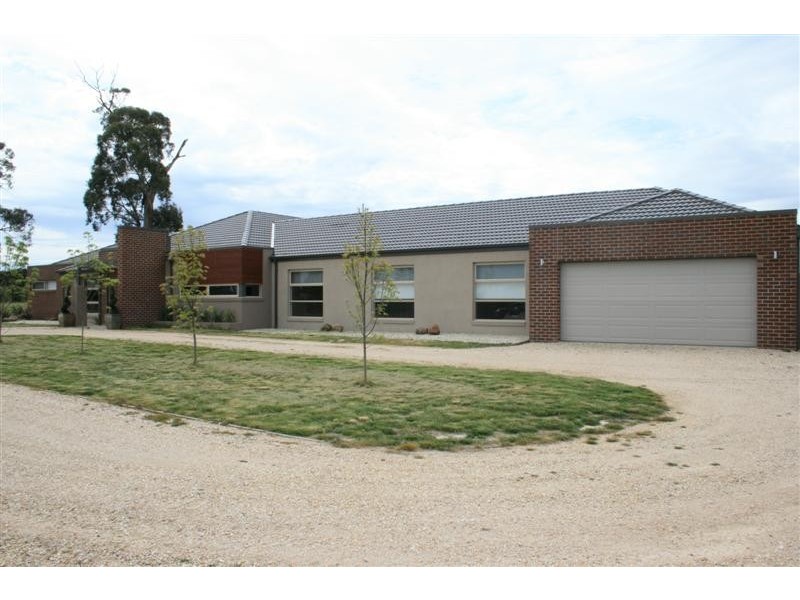 2 Opal Crt, Kyneton VIC 3444