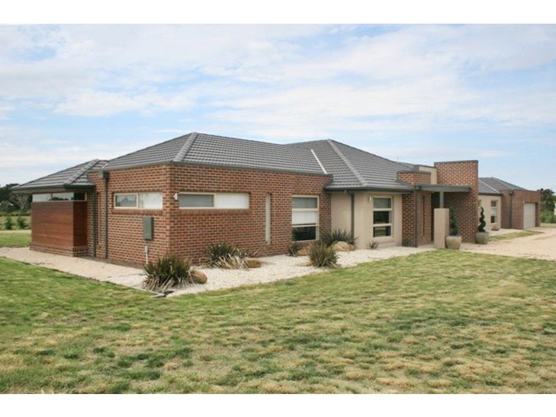 2 Opal Crt, Kyneton VIC 3444