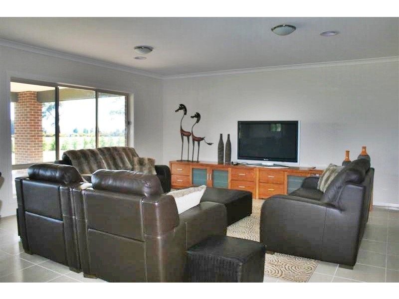 2 Opal Crt, Kyneton VIC 3444