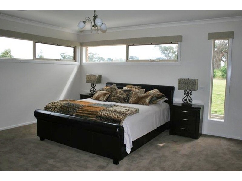 2 Opal Crt, Kyneton VIC 3444