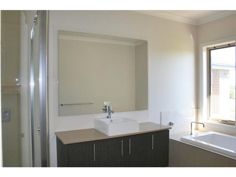 2 Opal Crt, Kyneton VIC 3444