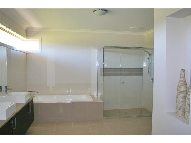 2 Opal Crt, Kyneton VIC 3444