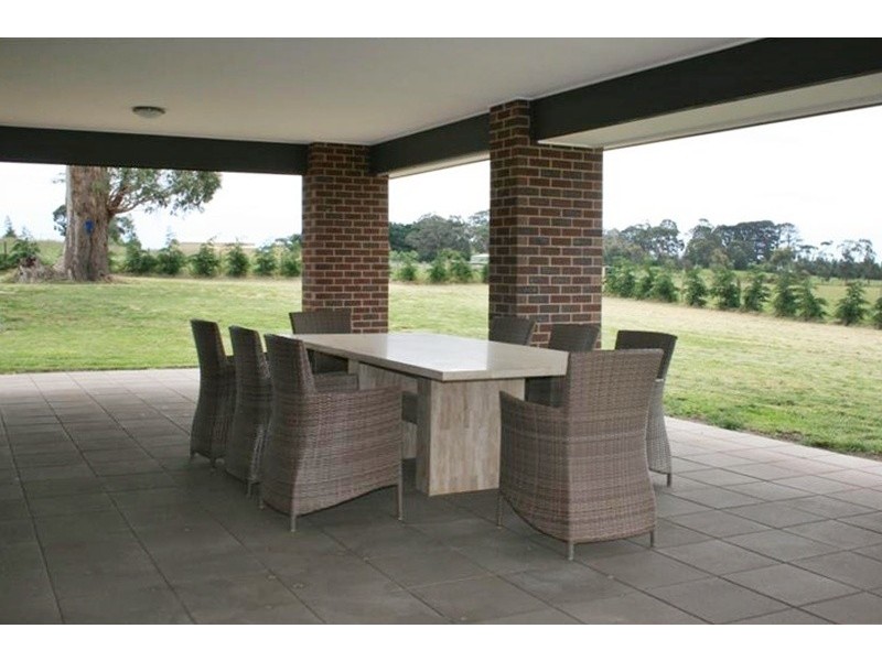 2 Opal Crt, Kyneton VIC 3444