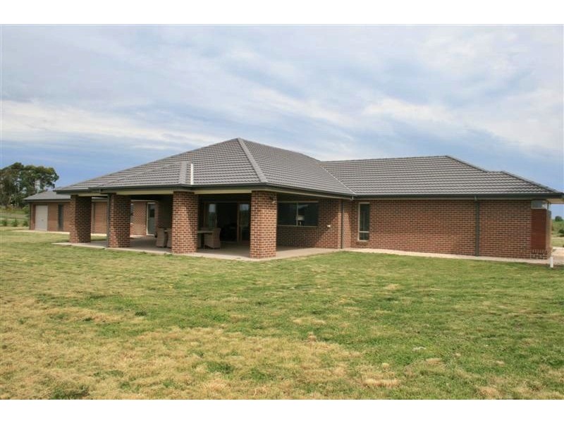 2 Opal Crt, Kyneton VIC 3444