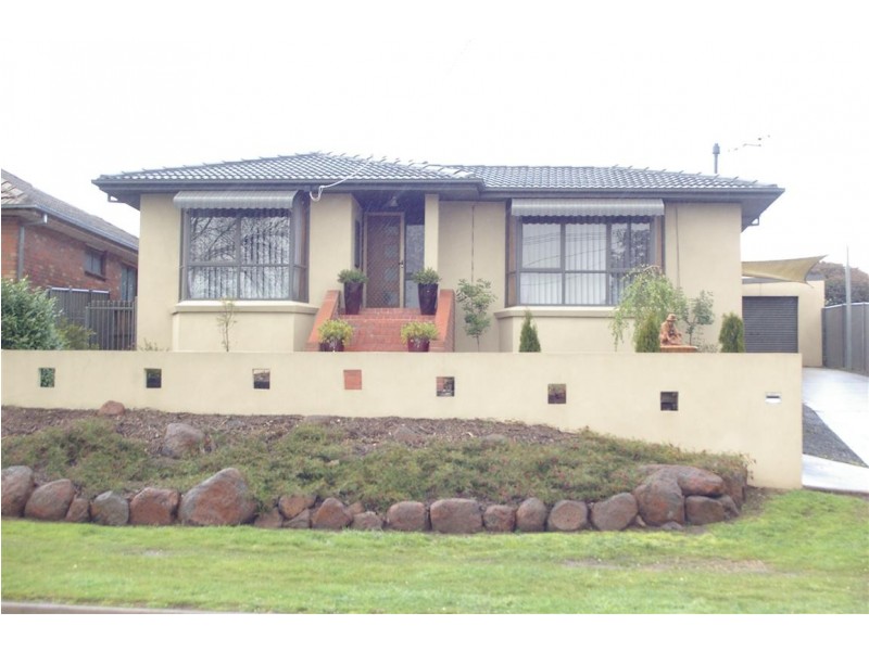 15 Beauchamp Street East, Kyneton VIC 3444