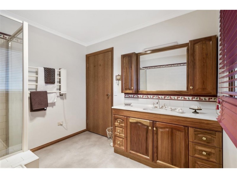 73 Burton Avenue, Kyneton VIC 3444