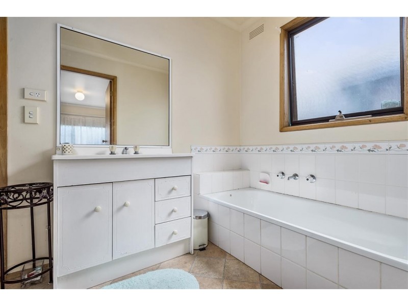 23 Castles Crescent, Kyneton VIC 3444