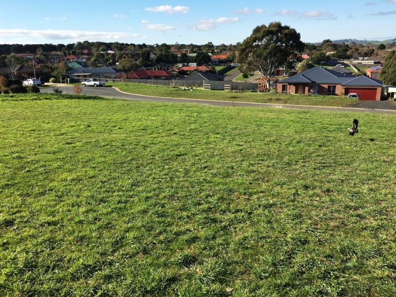 9 Hereford Way, Romsey VIC 3434