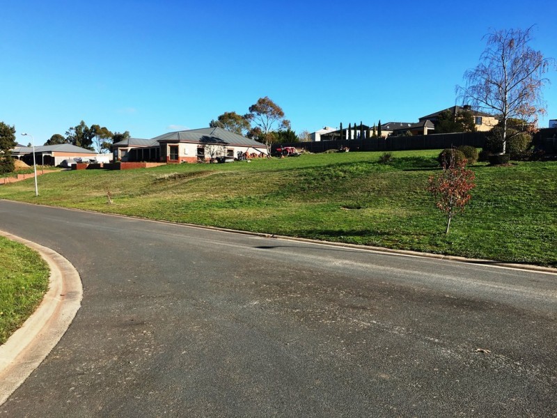 9 Hereford Way, Romsey VIC 3434