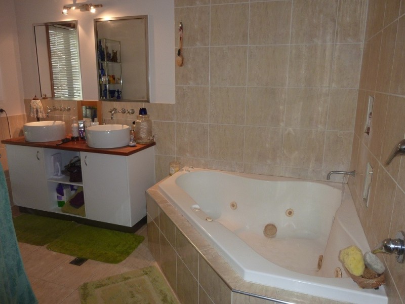 17 Country Road, Cannonvale QLD 4802