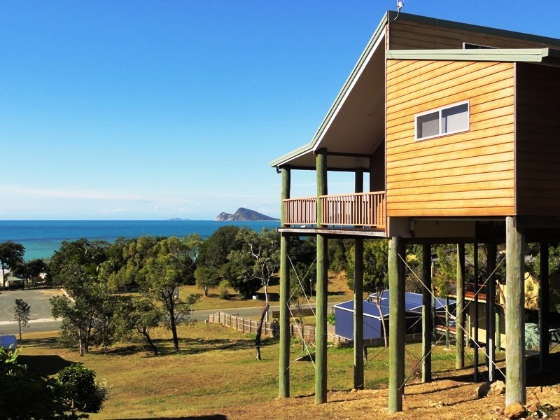 17 Roseric Crescent, Hideaway Bay QLD 4800
