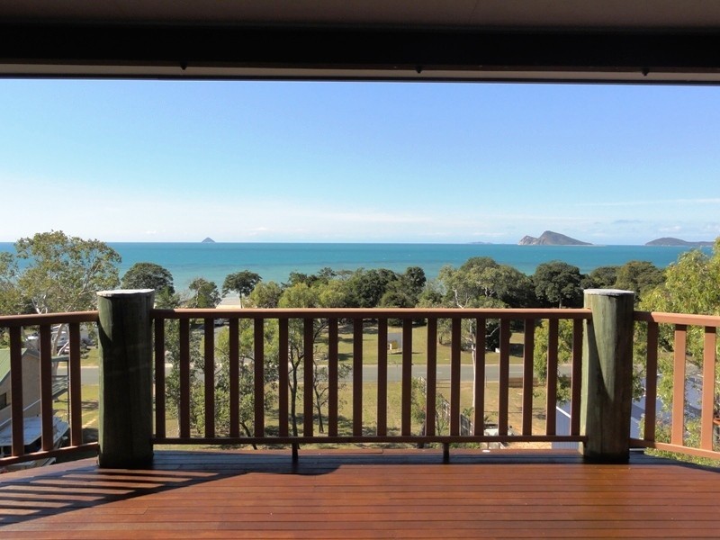 17 Roseric Crescent, Hideaway Bay QLD 4800