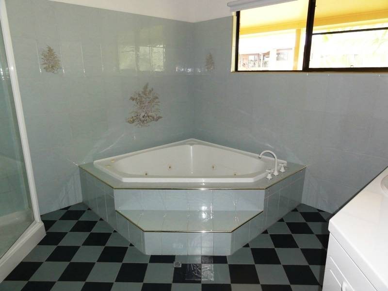 110 Gloucester Avenue, Hideaway Bay QLD 4800