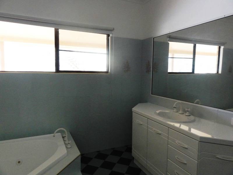 110 Gloucester Avenue, Hideaway Bay QLD 4800