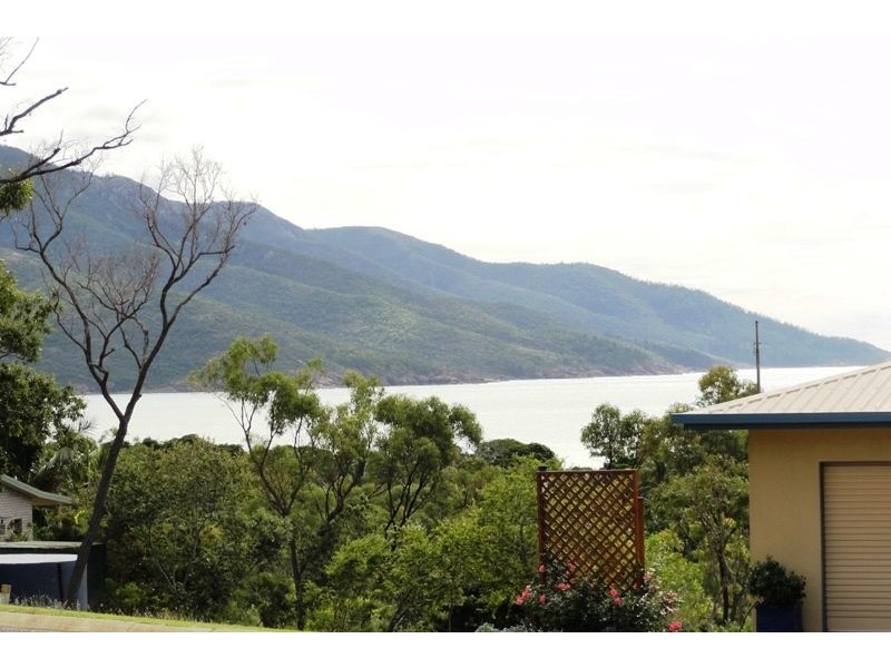 42 Blackcurrent Drive, Hideaway Bay QLD 4800