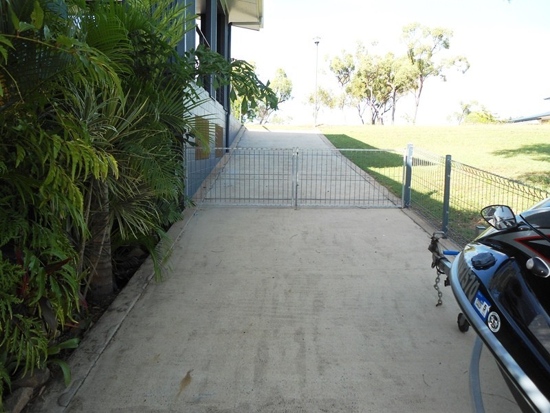 33 Blackcurrant Drive, Hideaway Bay QLD 4800