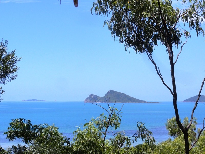 8 Rattray Avenue, Hideaway Bay QLD 4800
