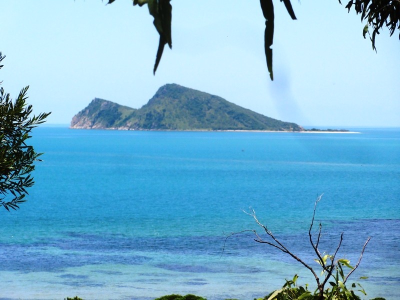 8 Rattray Avenue, Hideaway Bay QLD 4800