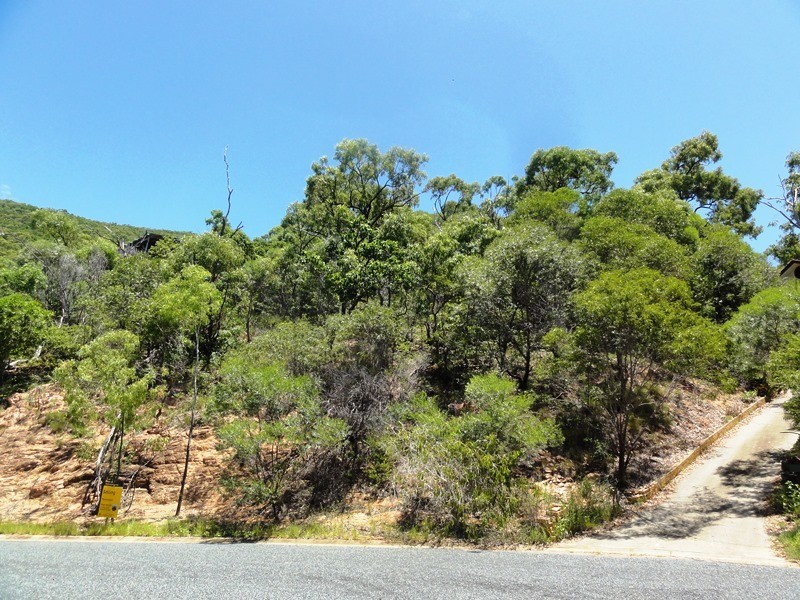 8 Rattray Avenue, Hideaway Bay QLD 4800