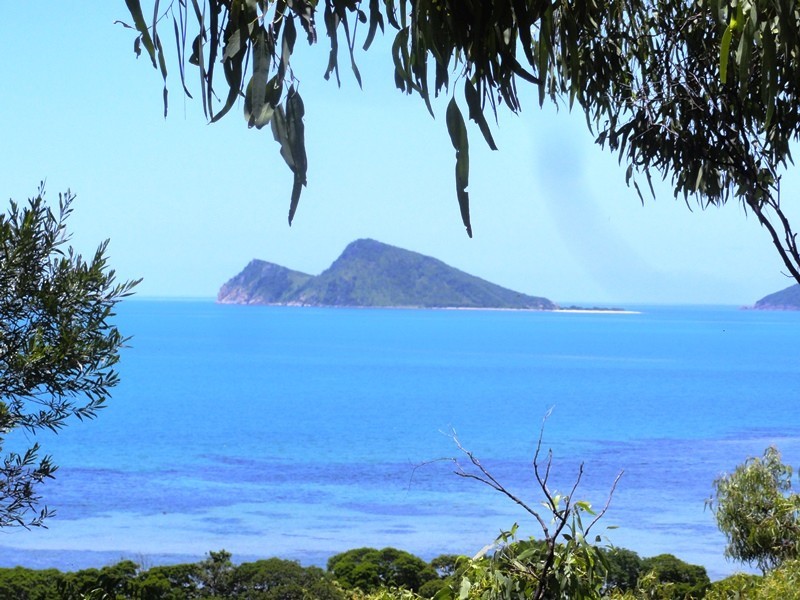 8 Rattray Avenue, Hideaway Bay QLD 4800