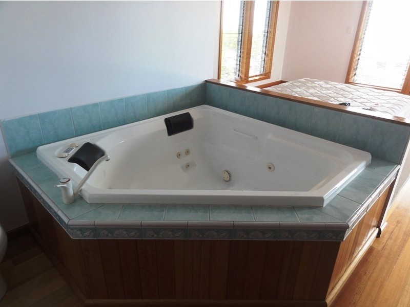 29 Gloucester Ave, Hideaway Bay QLD 4800