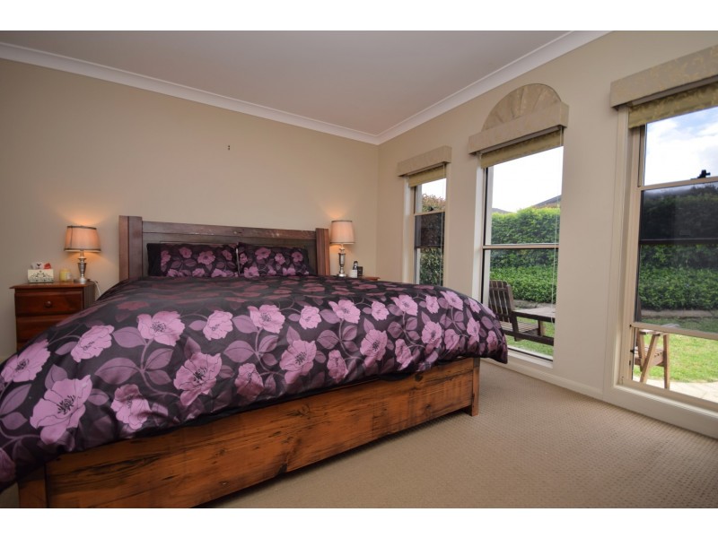 41 Emerald Drive, Meroo Meadow NSW 2540