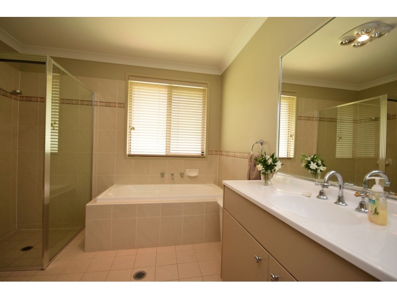 41 Emerald Drive, Meroo Meadow NSW 2540