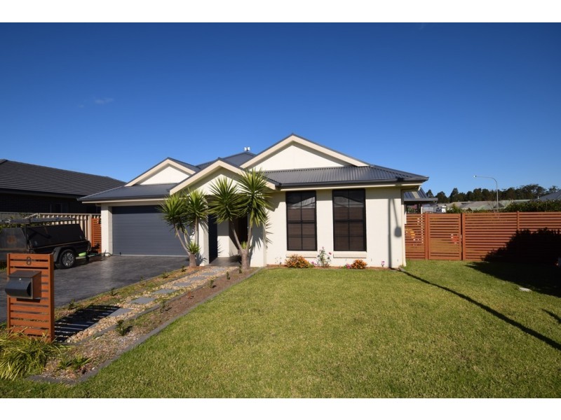 8 Wattlebird Road, South Nowra NSW 2541