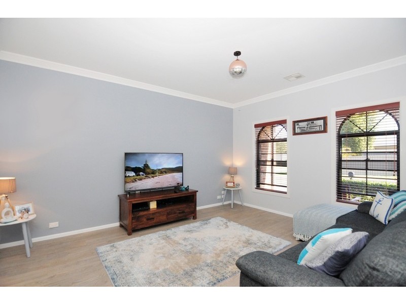 11 Jade Place, Meroo Meadow NSW 2540