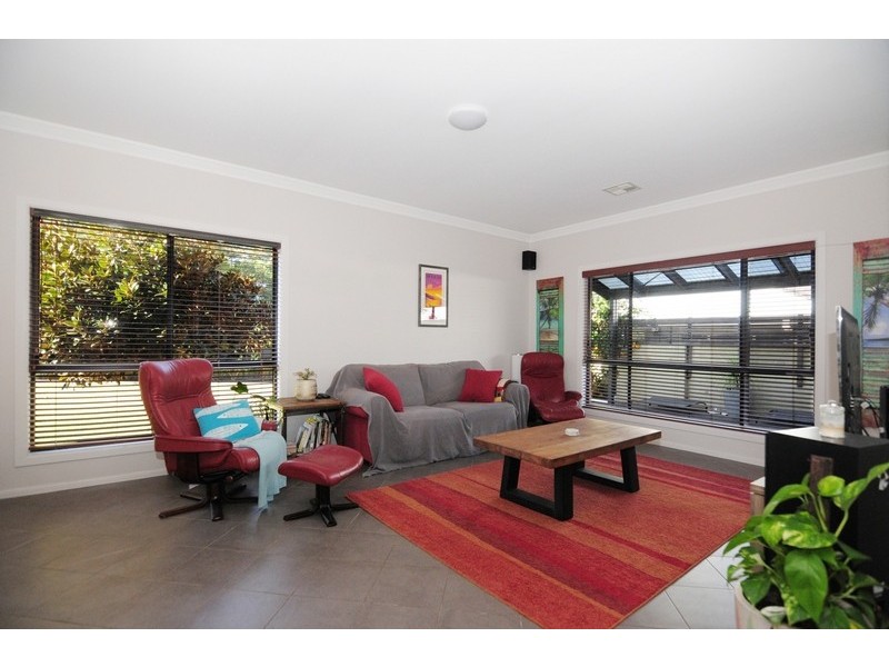 11 Jade Place, Meroo Meadow NSW 2540