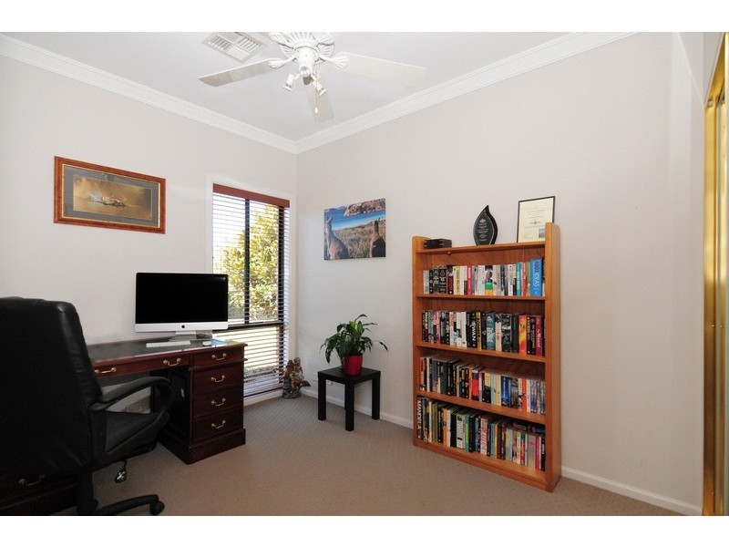 11 Jade Place, Meroo Meadow NSW 2540