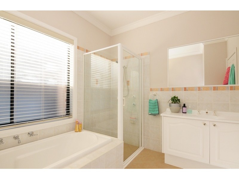 11 Jade Place, Meroo Meadow NSW 2540