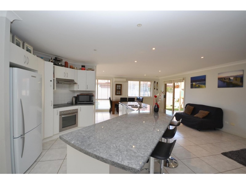 17 Emerald Drive, Meroo Meadow NSW 2540