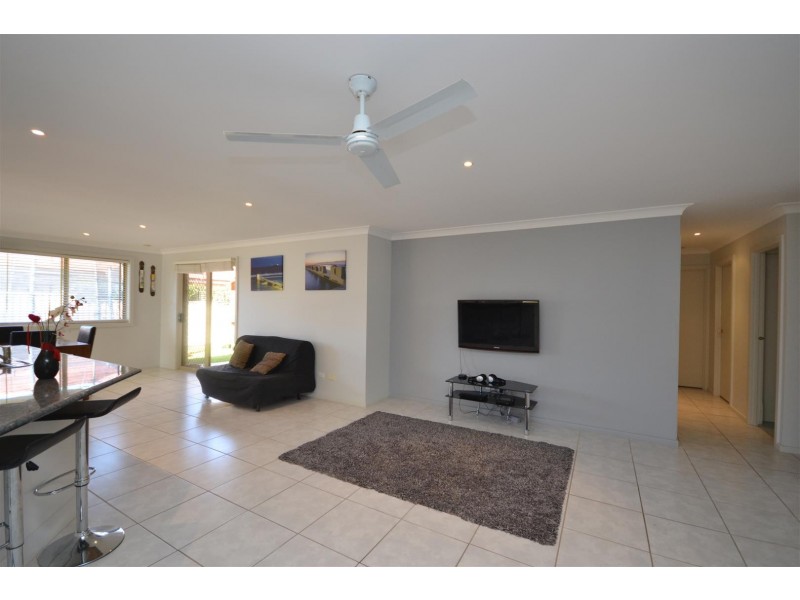 17 Emerald Drive, Meroo Meadow NSW 2540