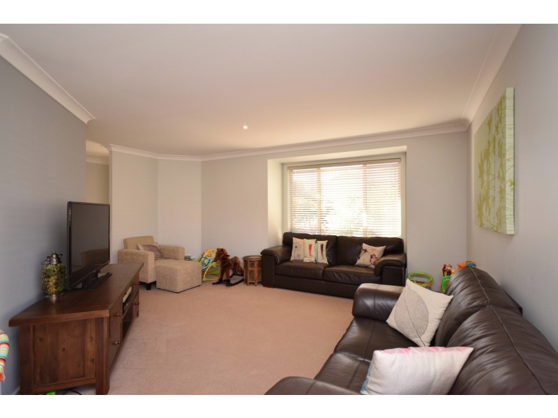 17 Emerald Drive, Meroo Meadow NSW 2540